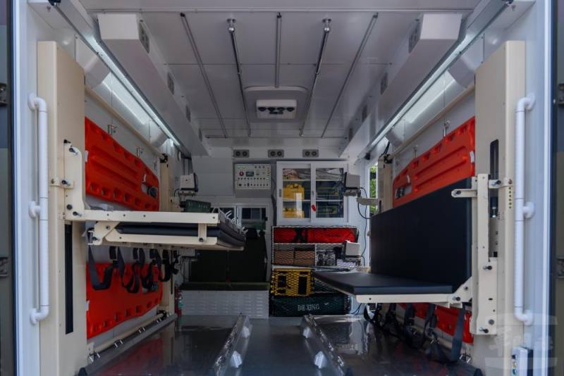 救護車後艙內部可調整為不同模式，提供多功能載運與醫療支援。（軍聞社記者吳東昇攝）