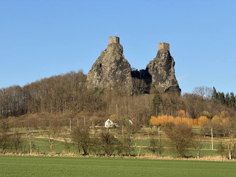特羅斯基城堡（Trosky Hrad）建於14世紀末，坐落在陡峭的在火山岩上，憑藉地形優勢固守波西米亞平原北端。