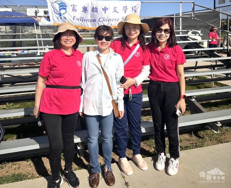 橙縣文教中心主任蕭蓓如（左二）與富樂頓華人協會劉宜靜（左一）、富樂頓中文學校現任校長李惠雅（右一）與前校長曾惠敏(右二)合照
