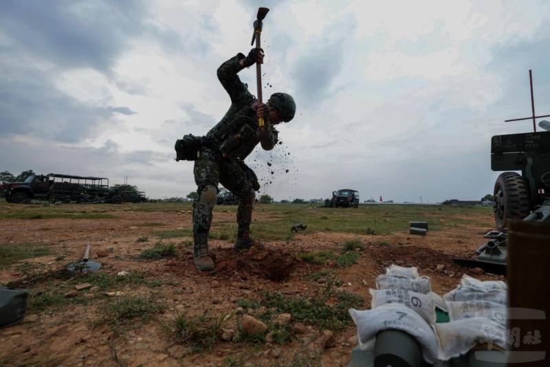 砲班成員以圓鍬、十字鎬挖掘駐鋤坑，用以穩固砲架及砲身。（青年日報記者王子昌攝）