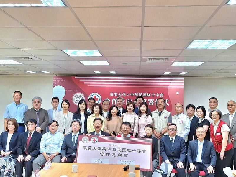 東吳大學與中華民國紅十字會簽署合作意向書，將在東吳法學院碩士在職專班中增設「國際人道法班」，每年預計招收8名學生。