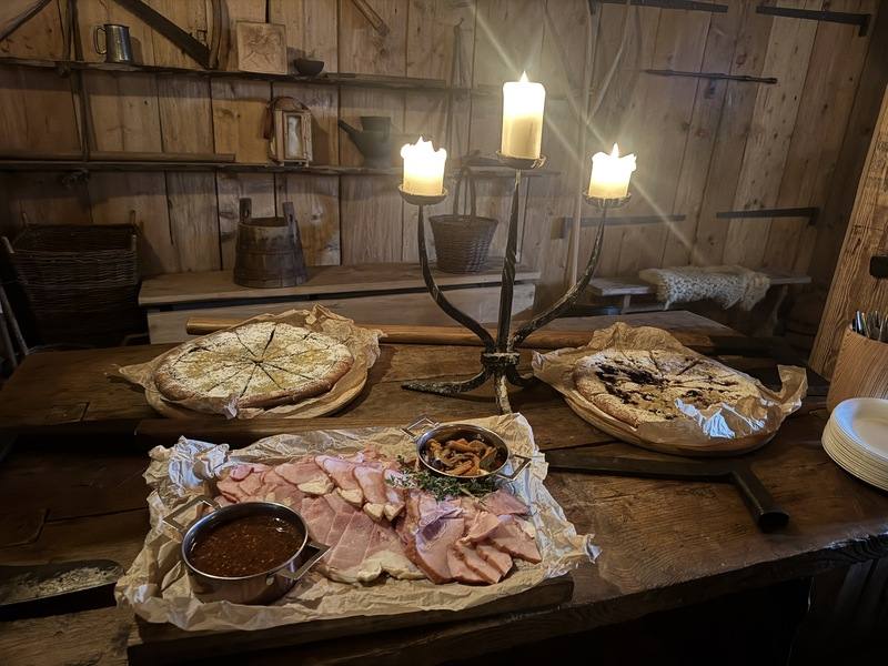 堡主斯拉恰列克（Ondřej Slačálek）將歷史融合娛樂，把馬萊紹夫城堡活化成以中世紀為主題的博物館、釀酒廠、餐廳與露營地，也成為電玩遊戲的重要參考場景。圖為城堡所提供的中世紀燭光餐點。