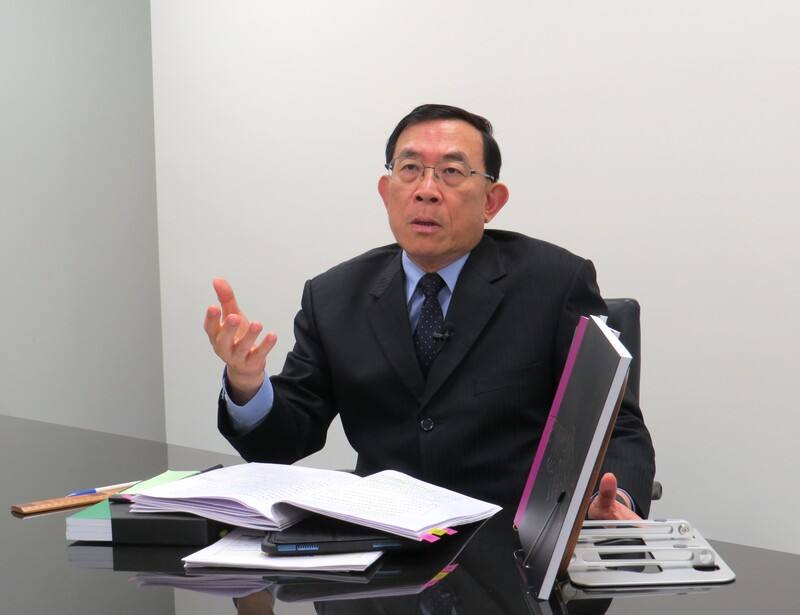 最高檢察署檢察總長邢泰釗（圖）向中央社記者分析，國安案件中接洽、提供資金、旅遊招待的中方人員，聯絡資料往往只有微信暱稱、代號，或是一紙民間企業名片，款項的給付會透過現金、虛擬貨幣，導致檢方在追緝與舉證時遭遇巨大困難。