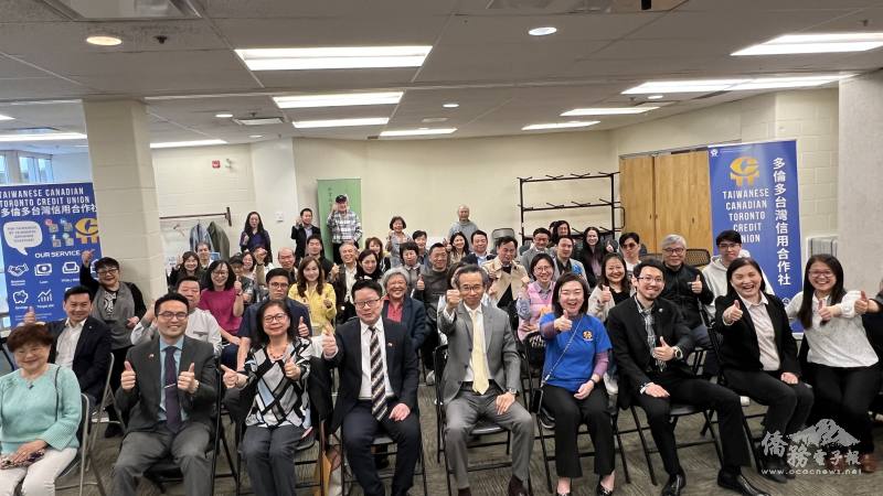多倫多臺灣信用合作社舉行年度會員大會，駐多倫多辦事處處長梁毅鵬(第1排左5)、多倫多文教中心主任藍柏青(第1排左4)與與會約70位會員與僑界代表交流