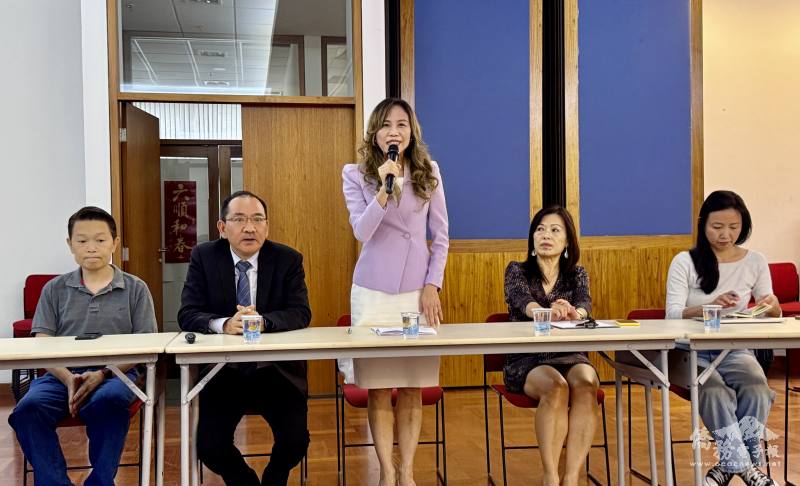 駐聖保羅辦事處處長朱怡靜（中）致詞、左二為文教中心主任尤正才、左一為文教中心同仁張維正、右二為文教中心主任秘書黃麗縝、右一為文教中心同仁林雅芳