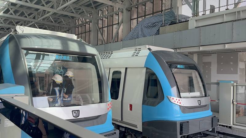 新北市長侯友宜21日表示，捷運三鶯線正進入測試最重要關卡，優先段「模擬營運情境的全自動無人駕駛測試」，模擬正常營運模式下的自動駕駛，預計10月全線動態測試，朝114年底完工邁進。圖為三鶯線列車外觀。