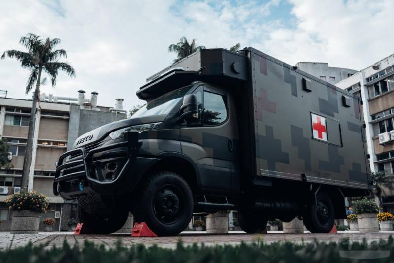 新式野戰型救護車具數位迷彩塗裝，配備紅十字標誌，強化機動性與識別性。（軍聞社記者吳東昇攝）