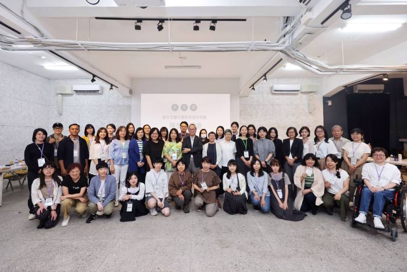 「繪本及圖文書獲獎勵說明會」20日舉行，文化部長李遠、評審委員及入選新秀等合影。