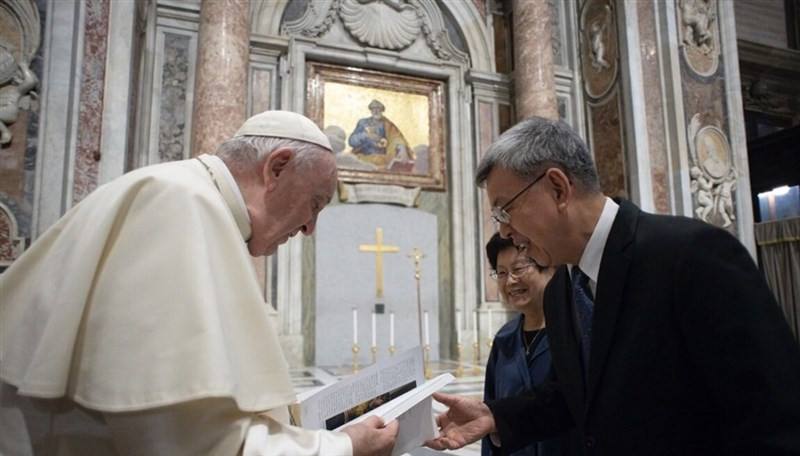 The late Pope Francis meets with Taiwan's former Vice President Chen Chien-jen and former Second Lady Luo Feng-ping in the Vatican. Photo courtesy of Photo Vatican Media