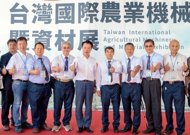 台灣國際農業機械暨資材展在嘉義縣舉辦，集結近200家廠商、超過700個展攤，21日落幕。右5為嘉義縣長翁章梁。（嘉義縣政府提供）