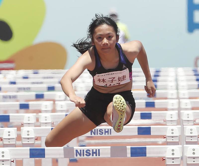 114全中運在台南，年僅14歲的新北市明德高中國中部田徑好手林子婕（圖），22日在國女組100公尺跨欄打破U18全國紀錄、輕鬆摘金。（114年全中運執委會提供）