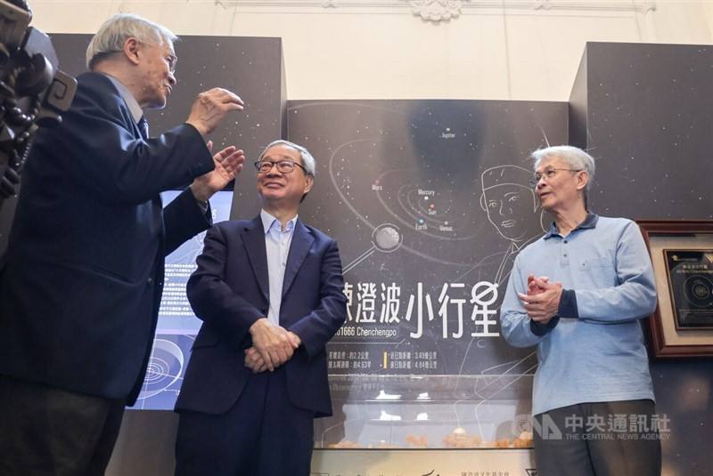 Minister of Culture Li Yuan (center) engages in a conversation with National Central University Graduate Institute of Astronomy Professor Ip Wing-huen (left) and Chen Cheng-po's oldest grandson Chen Li-po (right) on Monday. CNA photo April 21, 2025