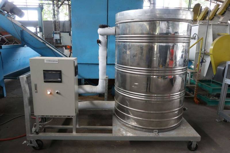 農業部農業試驗所歷時3年研發出「小型菇類堆肥發酵裝置」，其桶槽約1公噸容量，1次可產出300公斤堆肥，可滿足洋菇收成4到5次用量，與一般農家用堆肥場生產的1次產量相當。（農試所提供）