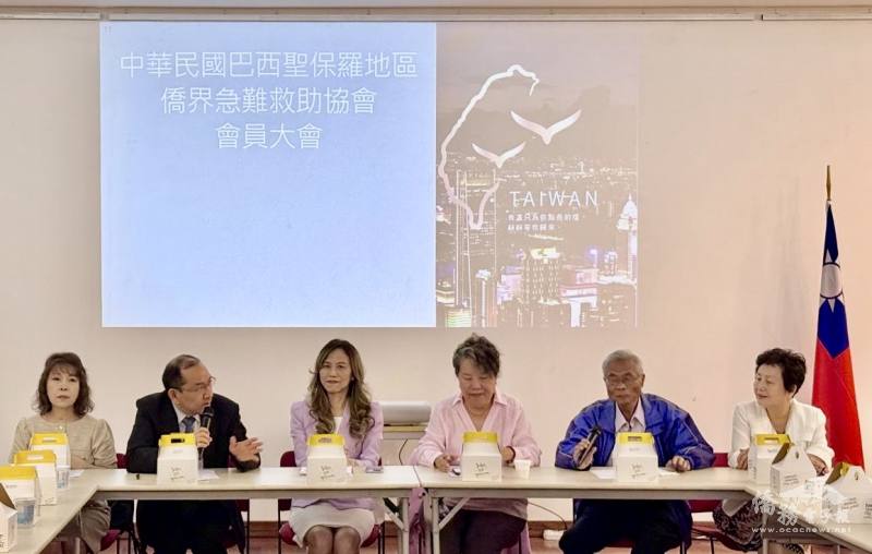 貴賓左起為僑務委員陳寶玲、聖保羅文教中心主任尤正才、駐聖保羅辦事處處長朱怡靜、新任會長斯碧瑤、卸任會長廖世秉、僑務委員洪呂麗月