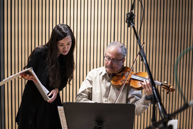 旅美作曲家張紅蘋（左）推出首張個人作品專輯「綻（Blossom）」，融合她在台灣成長與旅居紐約10年的音樂歷程，並邀約小提琴家尤金．卓克（Eugene Drucker）（右）共同合作。（張紅蘋提供）