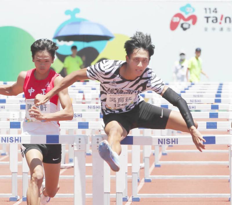 114全中運在台南，桃園市楊梅高中吳育廷（右）22日在高男110公尺跨欄決賽跑出破U20亞洲紀錄的13秒15佳績，勇奪金牌。（114年全中運執委會提供）