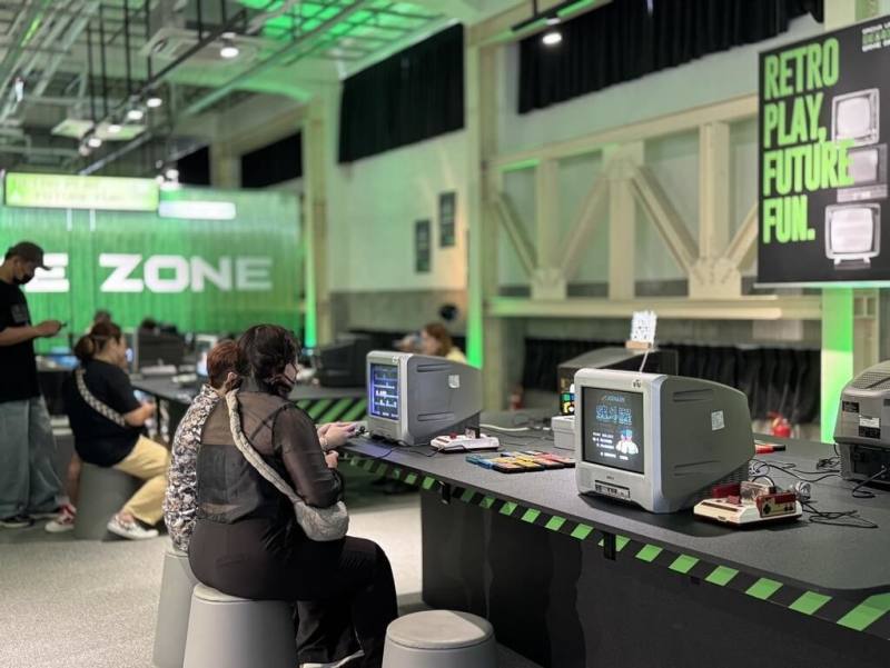 屏東屏菸1936文化基地推出「超能盒電站」特展，展出經典紅白機等復古遊戲機台，讓5到7年級生重溫兒時電玩遊戲。（屏東縣政府文化處提供）