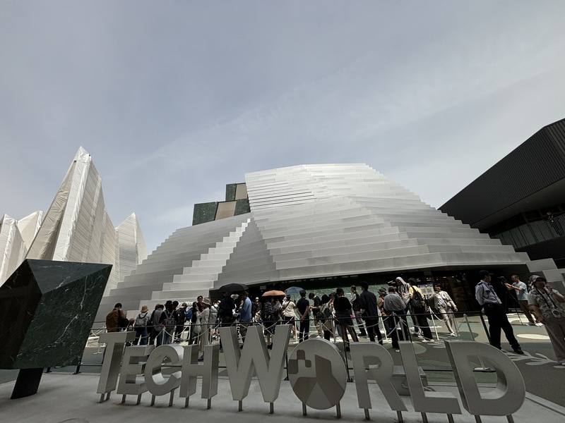 玉山數位科技株式會社策劃展出的TECH WORLD館22日正式開幕，吸引來自各地的遊客排隊參觀
