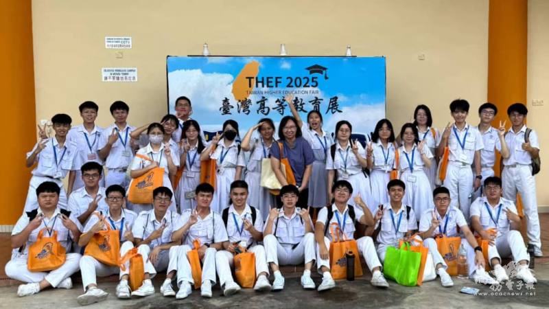 永平留臺同學會主辦「臺灣高等教育展」，參展學生與老師合影留念