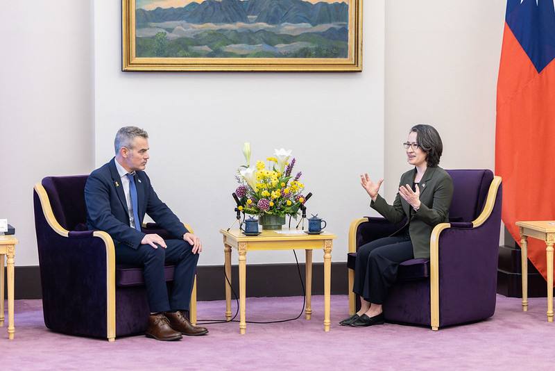 副總統接見「以色列國會友台小組主席杜伯斯基Boaz Toporovsky訪問團」，並相互交流