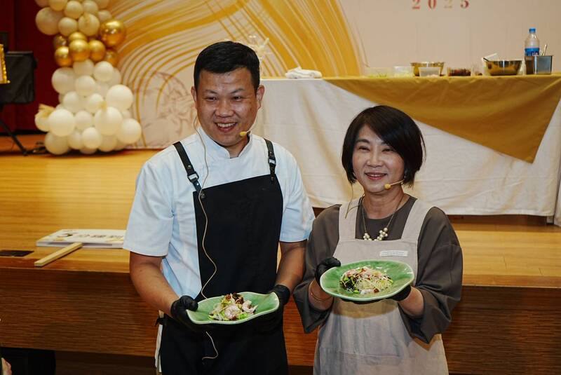 屏東縣政府114年銀閃閃廚藝競賽22日熱鬧登場，會場首度以法式風格裝飾，並邀請法式餐廳主廚邱泓訓（左）與屏東縣長周春米（右）聯手示範高質感又營養的創意料理