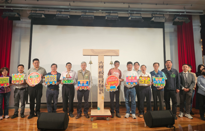 六堆校園行動展－啟動說明會由客發中心何金樑主任(中右一)、內埔鄉鍾慶鎮鄉長(中右二)、屏東客家事務處李明宗處長(中左一)、高雄客家委員會宋貴龍主秘(中左二)等人共同敲響校園巡迴列車