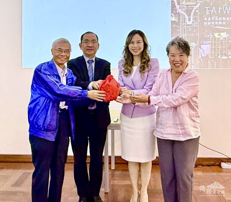 交接儀式，在朱怡靜（右二）和尤正才（左二）監交下，廖世秉（左一）把印信交給斯碧瑤（右一）