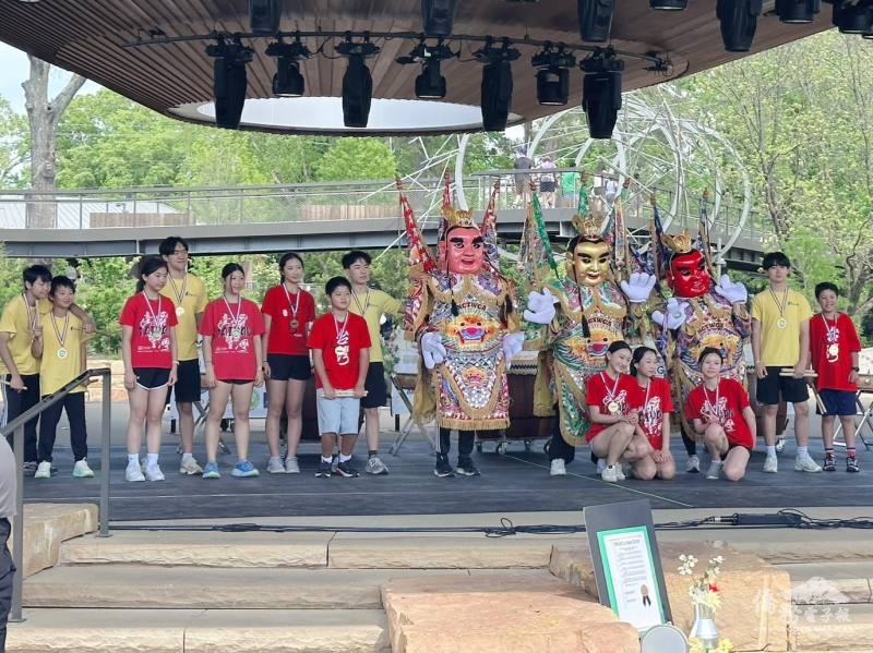 電音三太子鼓隊演出後接受感謝獎章