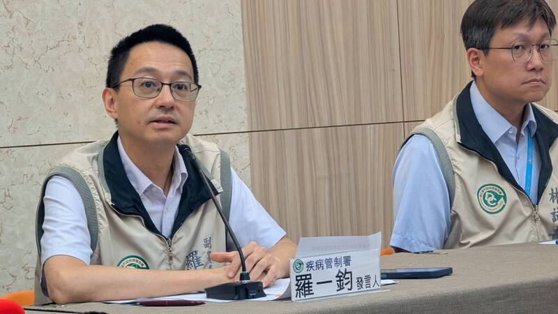 衛福部疾管署22日在記者會中表示，2025年迄今麻疹確診病例累計已有11例本土、17例境外移入，兩者均為近6年同期最高。左為疾管署發言人羅一鈞