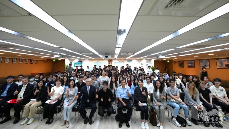 張良民（左6）與來訪師生合影