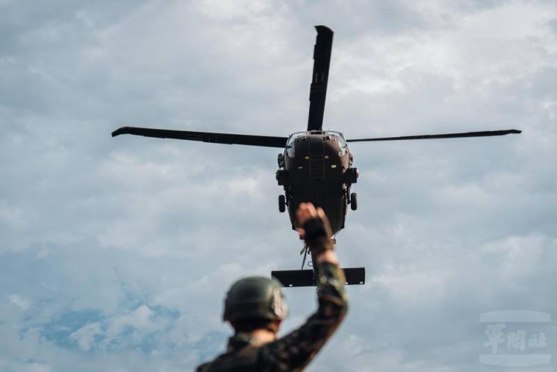 UH-60M黑鷹直升機執行起降演練，地面官兵協助引導