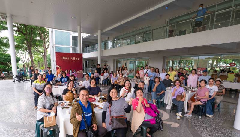 國立臺灣工藝研究發展中心日前舉辦「工藝辦桌·文化饗宴」南投特別場，融入辦桌宴席文化的概念，設計以輕鬆下午茶的方式，邀請工藝中心生活工藝館進駐工藝師擔任桌長，以桌面為展場、精彩工藝品為佳餚，由藝師分享經營與創作的想法，讓民眾近距離認識工藝匠人，親身體會工藝創作的精粹。