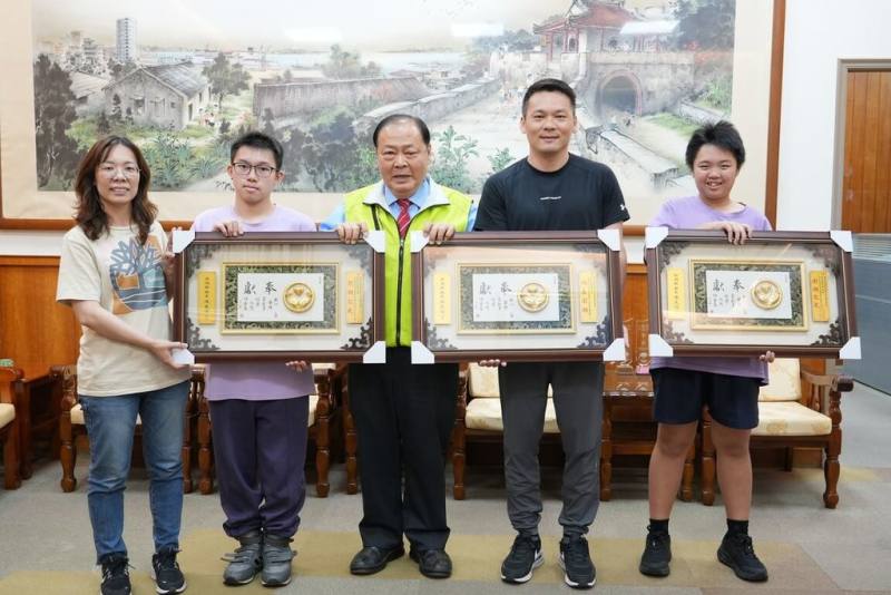 澎湖選手蔡靖宏（左2）、許宜婷（右）在2025年冬季世界特殊奧林匹克運動會，勇奪花式滑冰與雪鞋接力賽銀、銅牌，縣長陳光復（中）21日頒贈賀匾，教練郭仁祥（右2）也獲表揚。（澎湖縣政府提供）