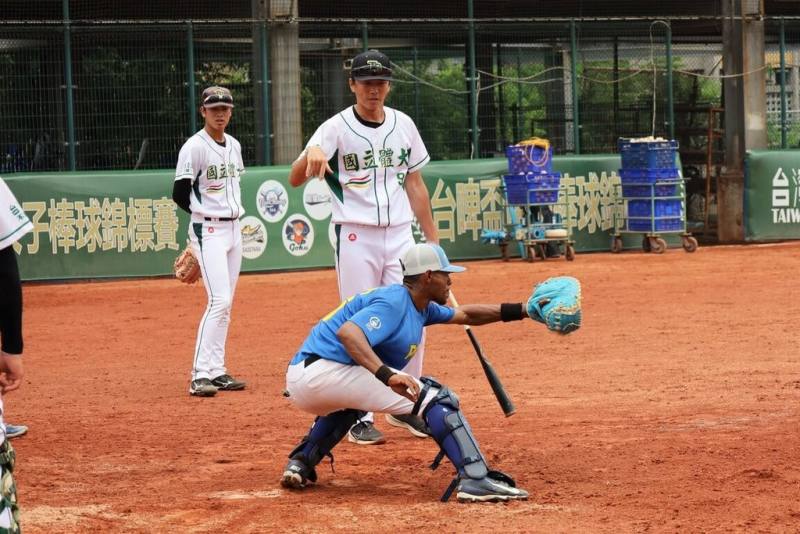 帛琉棒球國家隊21日在國立體育大學進行第1天投打訓練，教練團傾囊相授，積極幫助帛琉棒球隊備戰第12屆太平洋迷你運動會。（體育署提供）