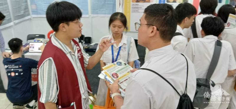 學生詢問升學資訊