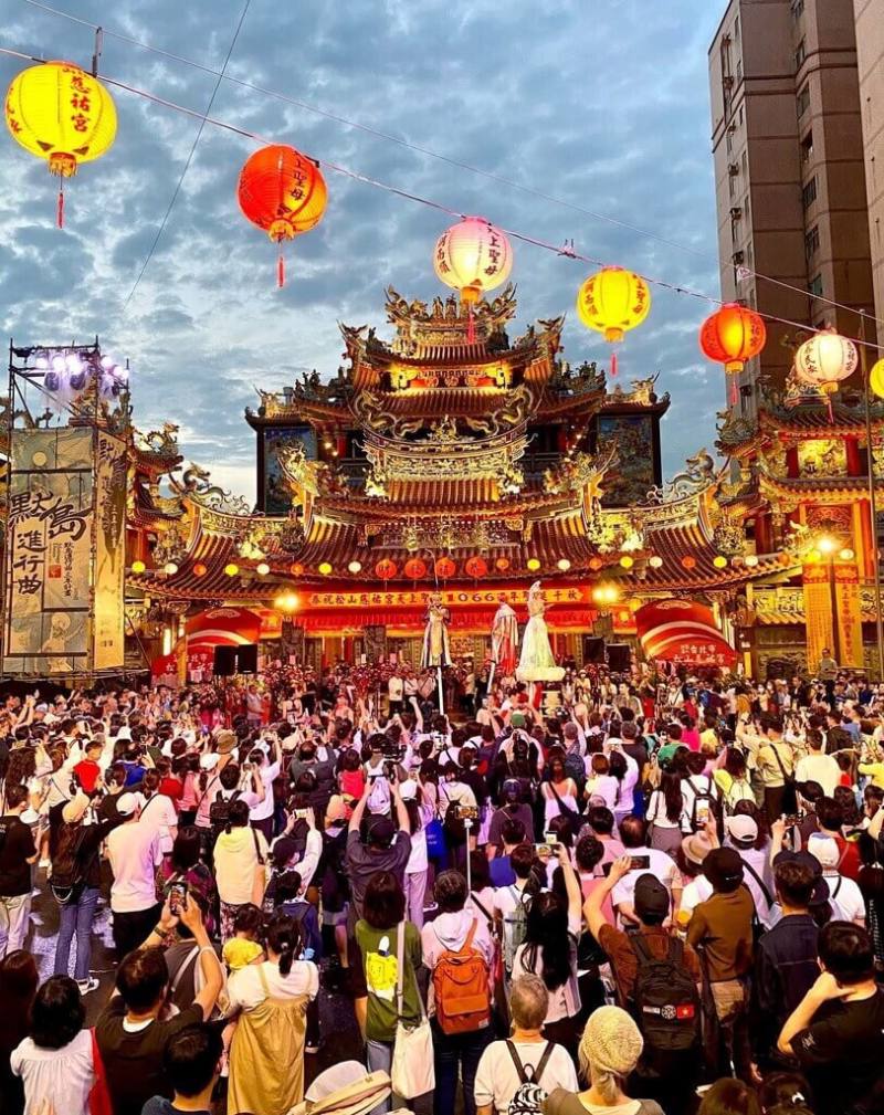 國家文藝獎得主何曉玫舞團作品「默島進行曲」20日在台北松山慈祐宮前演出，從傾盆豪雨演到天晴，展現現代舞與信仰的交會。（何曉玫MeimageDance提供）