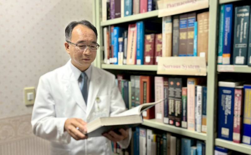 衛生福利部玉里醫院藥師黃輝慶（圖）與中國醫藥大學教授吳世欣合作醫學研究，發現部分思覺失調症患者因基因差異，使用特定藥物後罹患肺炎的風險會大幅提升。研究成果已刊登於國際學術期刊「Schizophrenia Research」，為未來醫療提供新方向。（衛生福利部玉里醫院提供）