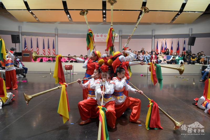 鼓吹陣用哨角排列出美麗的幾何隊形