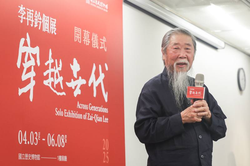 雕塑家李再鈐（圖）21日出席國立歷史博物館「穿越世代－李再鈐個展」開幕式，細數逾一甲子的創作歷程，今年98歲的他仍每天創作，時常清晨便到海邊素描寫生，更每天花上6、7個小時親自布展