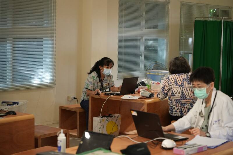 雲林縣政府與台大醫院雲林分院、成大醫院斗六分院合作辦理「草嶺樟湖全人照護加值計畫」，提供全人、全程、全家健康照顧服務，守護偏鄉民眾身心健康