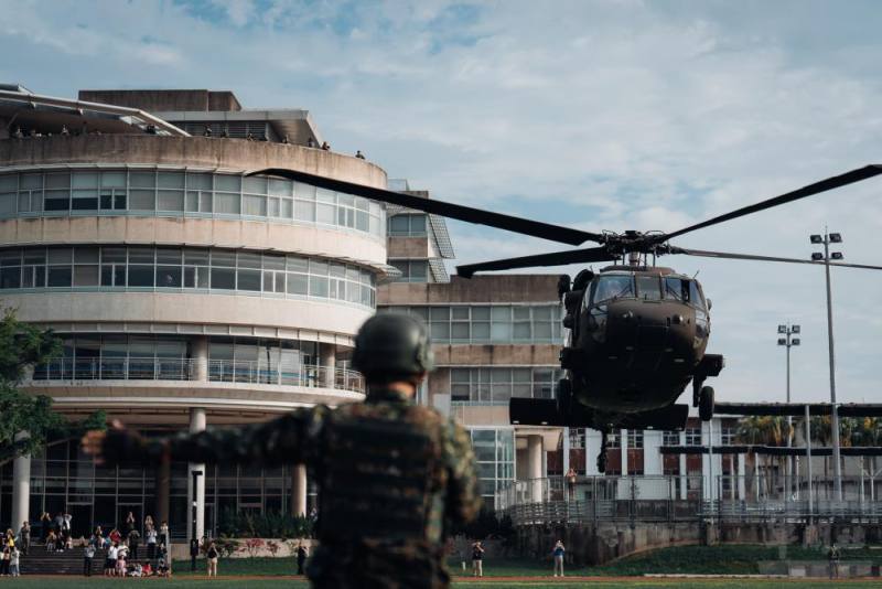 飛行員以高精度操作完成降落，展現國軍官兵的專業技術與精實訓練成果