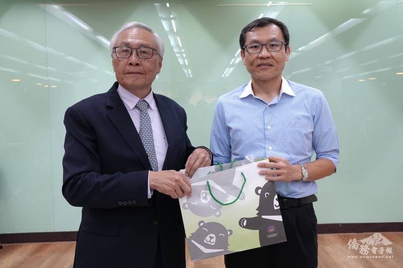 張良民（左）致贈紀念品予蔡中民教授（右）