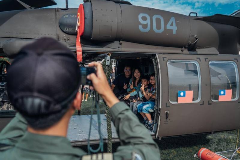 民眾把握難得機會登上機艙內合影留念，並藉由親身接觸，加深對國軍的認識
