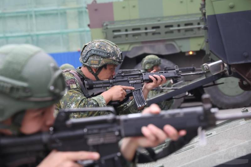 抵達重要目標後，車長隨即下令實施下車戰鬥