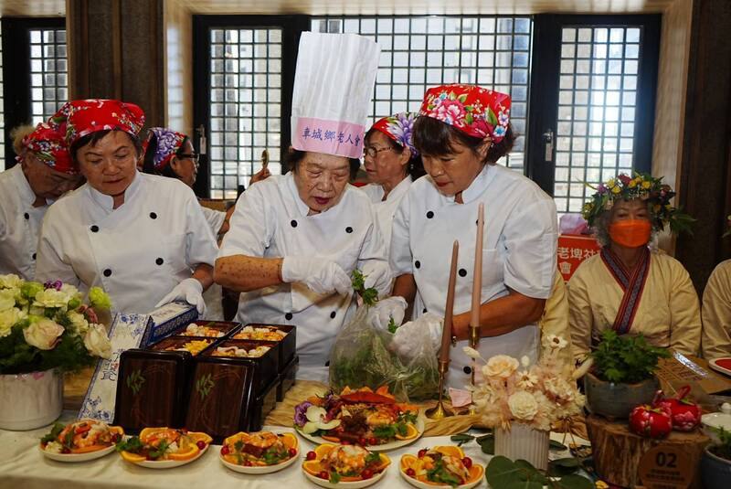 屏東縣114年度銀閃閃廚藝競賽22日登場，車城鄉老人會也組隊「參戰」、現場擺盤，最終榮獲「肉韻飄香組」銅質獎