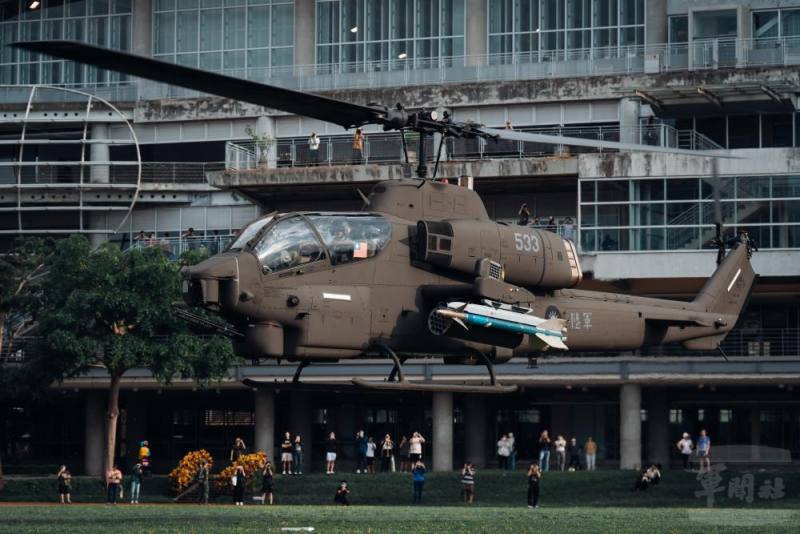 AH-1W攻擊直升機準備降落逢甲大學，吸引民眾圍觀拍攝