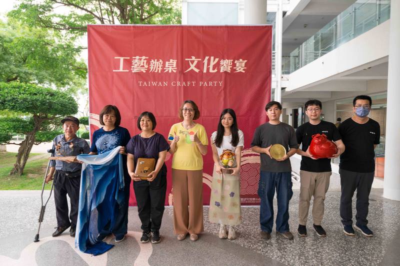 左起李永謨、劉俊卿、簡嘉儀、工藝中心美學推廣組組長郭敏慧、葉千華、胡少宗、梁家銘與梁晊瑋父子檔等工藝師共同在活動會後合影留念，誠摯邀請每位朋友與家人一同走進工藝中心，感受每位工藝師的獨特魅力與工藝創新精神，一起將工藝融入日常，享受漫活的生活藝術