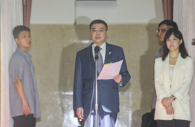 Premier Cho Jung-tai (center). CNA photo April 22, 2025