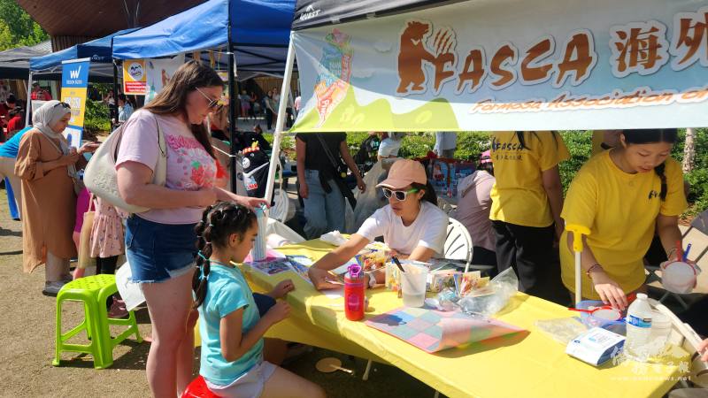 洛麗中文學校文化種子老師江亞涵指導小朋友摺臺灣小書