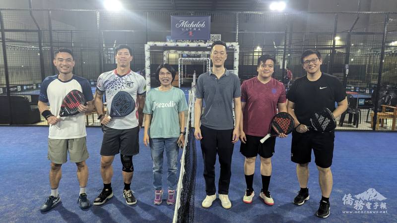 駐東方市總領事陳慧芬（左三）與僑務秘書陳奕綸（右三），一同受邀於男子A組決賽前合影